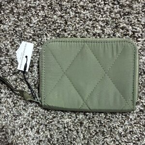 🎁 NWT - Vera Bradley Ultralight ARMY GREEN Quilted Wallet RARE